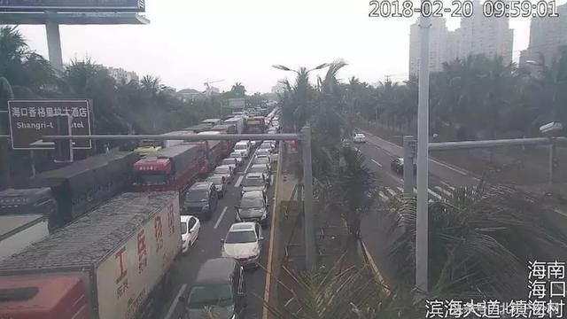 海南发生了什么？1万辆车滞留街头车主吃睡在路边