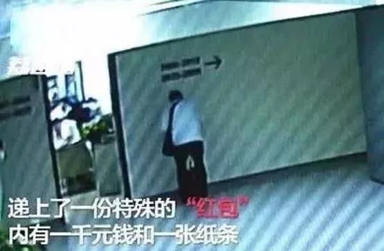我跪着,是因为穿着裙子不好蹲 你出门有教养的样子,真美!