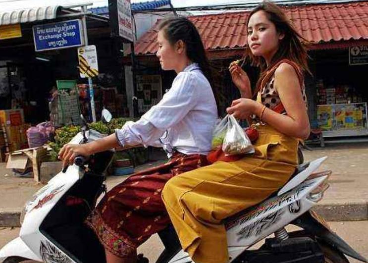 100块人民币可以让老挝美女做什么?导游无意