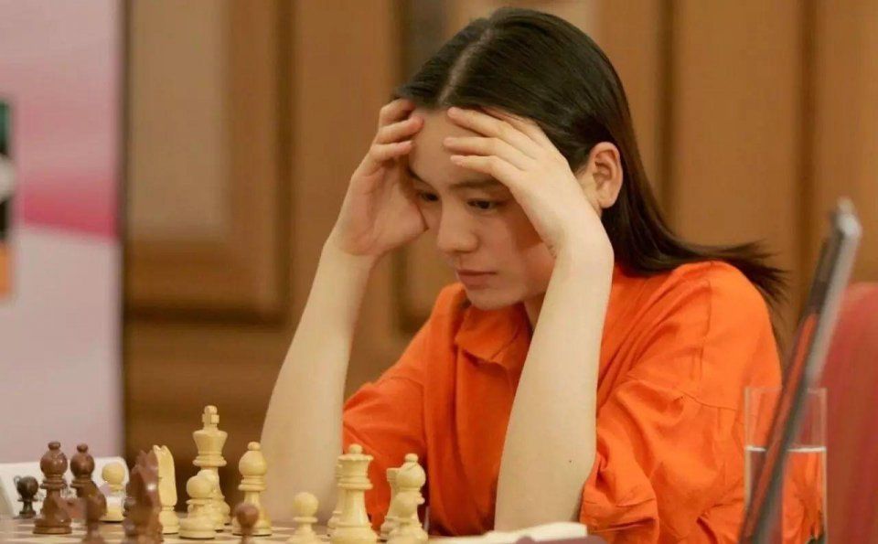 她是美女棋后，不顾父母反对远嫁卡塔尔，42岁的她如今长这样