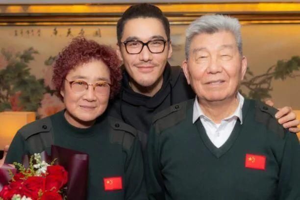 胡兵妈妈:儿子痴恋瞿颖49岁不结婚，她曾逼婚把胡兵逼出抑郁症