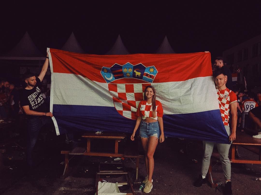 克罗地亚足球很强 他们的女球迷同样给力
