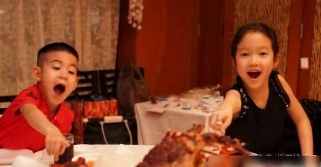 央视主持人水均益，抛弃瘫痪妻？却养智障大哥16年？