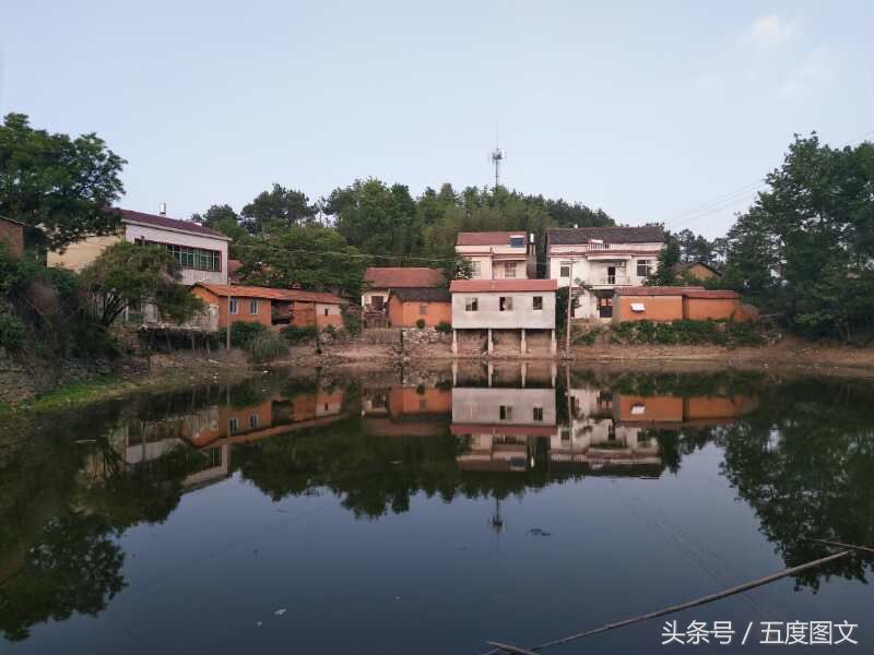 鄂东北农村的颠倒，城里人回乡建别墅住田园，村里人比着买房进城