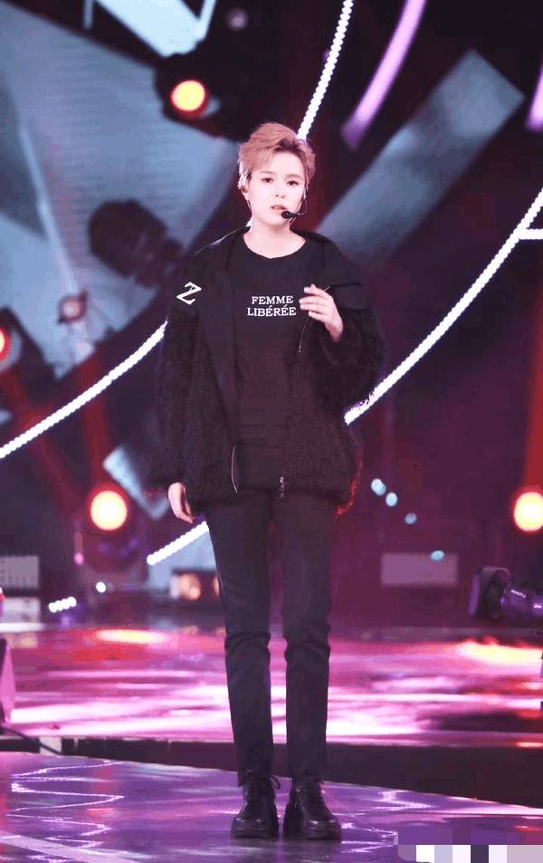 火箭少女直播出事故,伴奏突然消失,坚持表演清