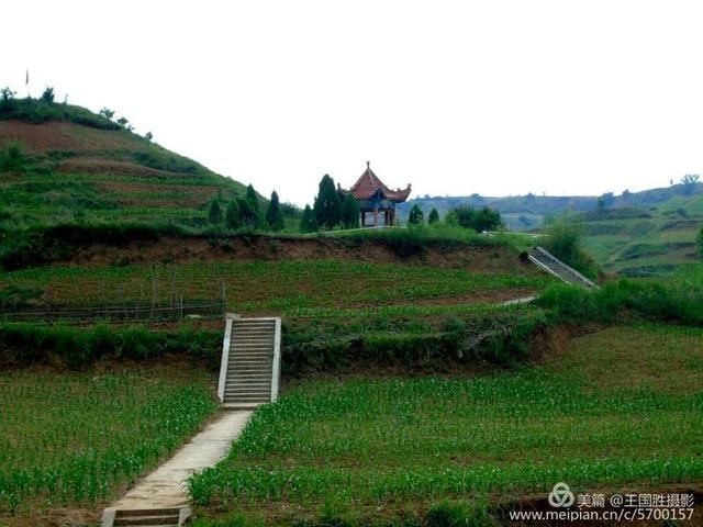 新中国成立后,沁源人民为纪念李学孟,在县城岳北烈士陵园为他立了碑.图片