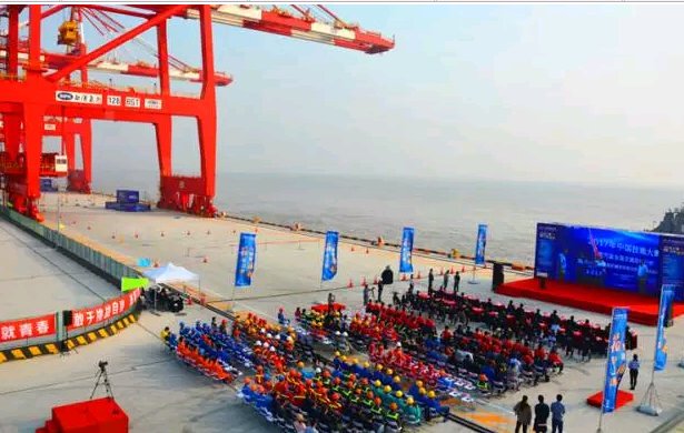 箱聚上港 技绎精彩--电动港机装卸机械司机顶