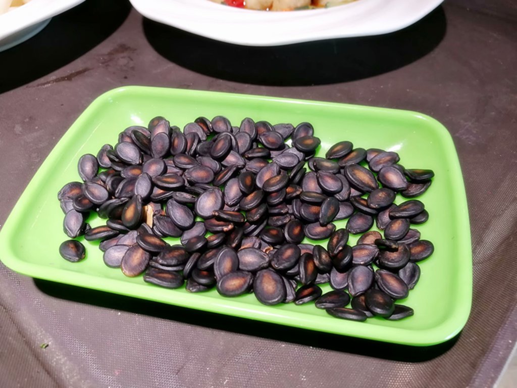 吃完东一路牛鞭炖甲鱼,晚上接着和老婆嗨看球