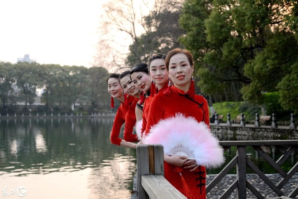 中车株洲电机组织了一场“高铁女工”旗袍秀风采活动