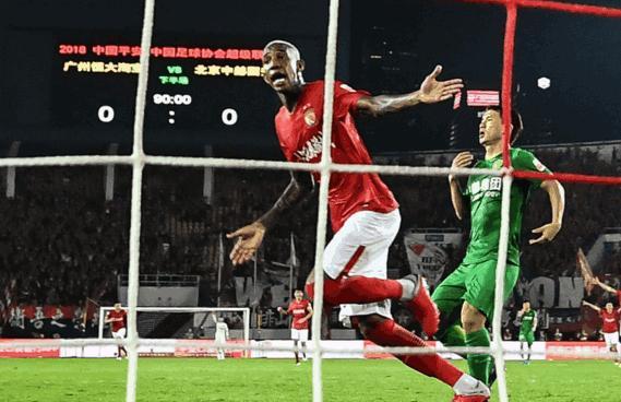 恒大击败国安球迷冲突后续,场外恒大球迷引国