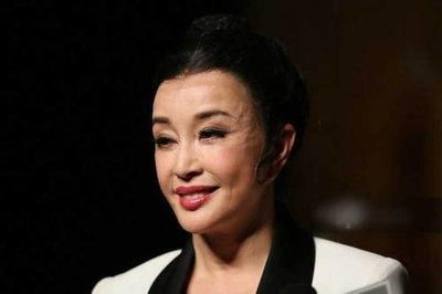 63岁刘晓庆和64岁赵雅芝亮相，网友:打针和不打针的区别