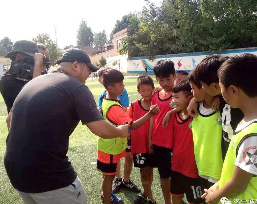 集团记者到洛宁县城郊乡余庄小学拍摄少年足球纪录片