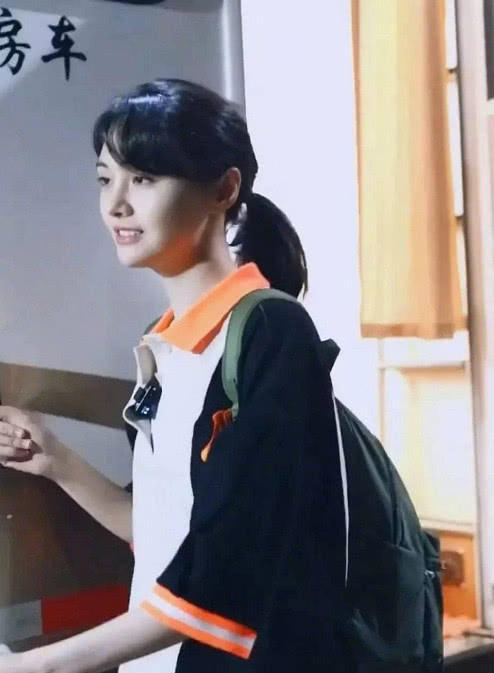 郑爽最新下班图,大领衫背书包,侧身一刻是最初