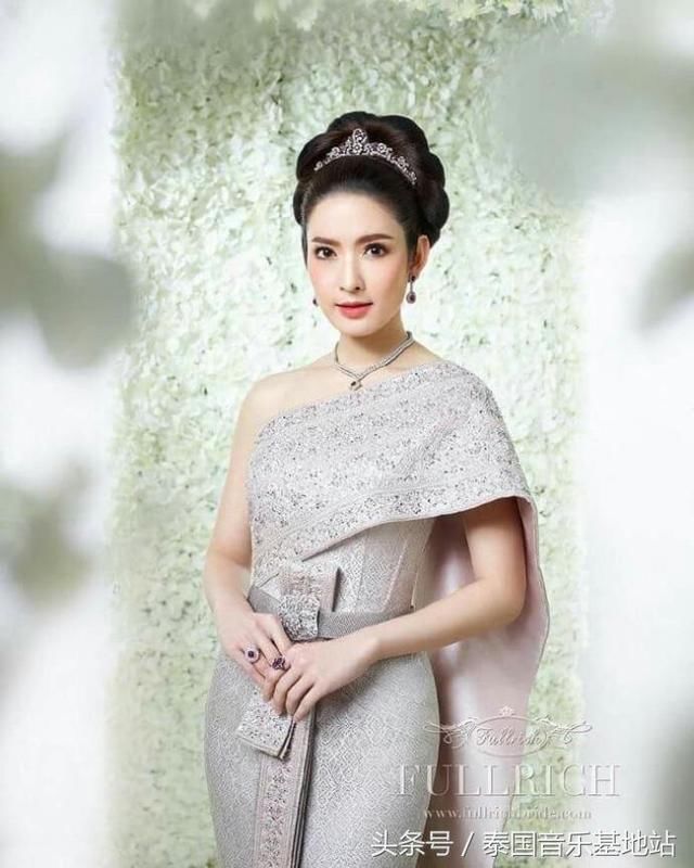 泰国美女明星aff多年后最新泰式传统服装 雍容华贵气质依旧如昔