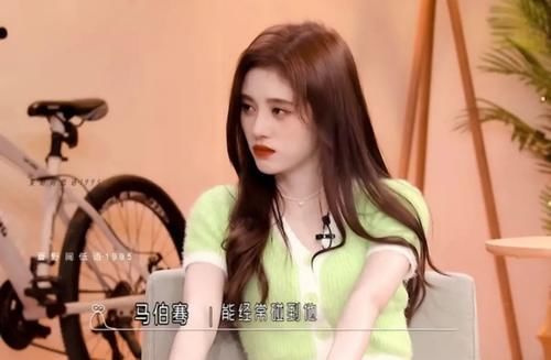 鞠婧祎又被喷了！出门带3个助理耍大牌？贵圈真会扒…