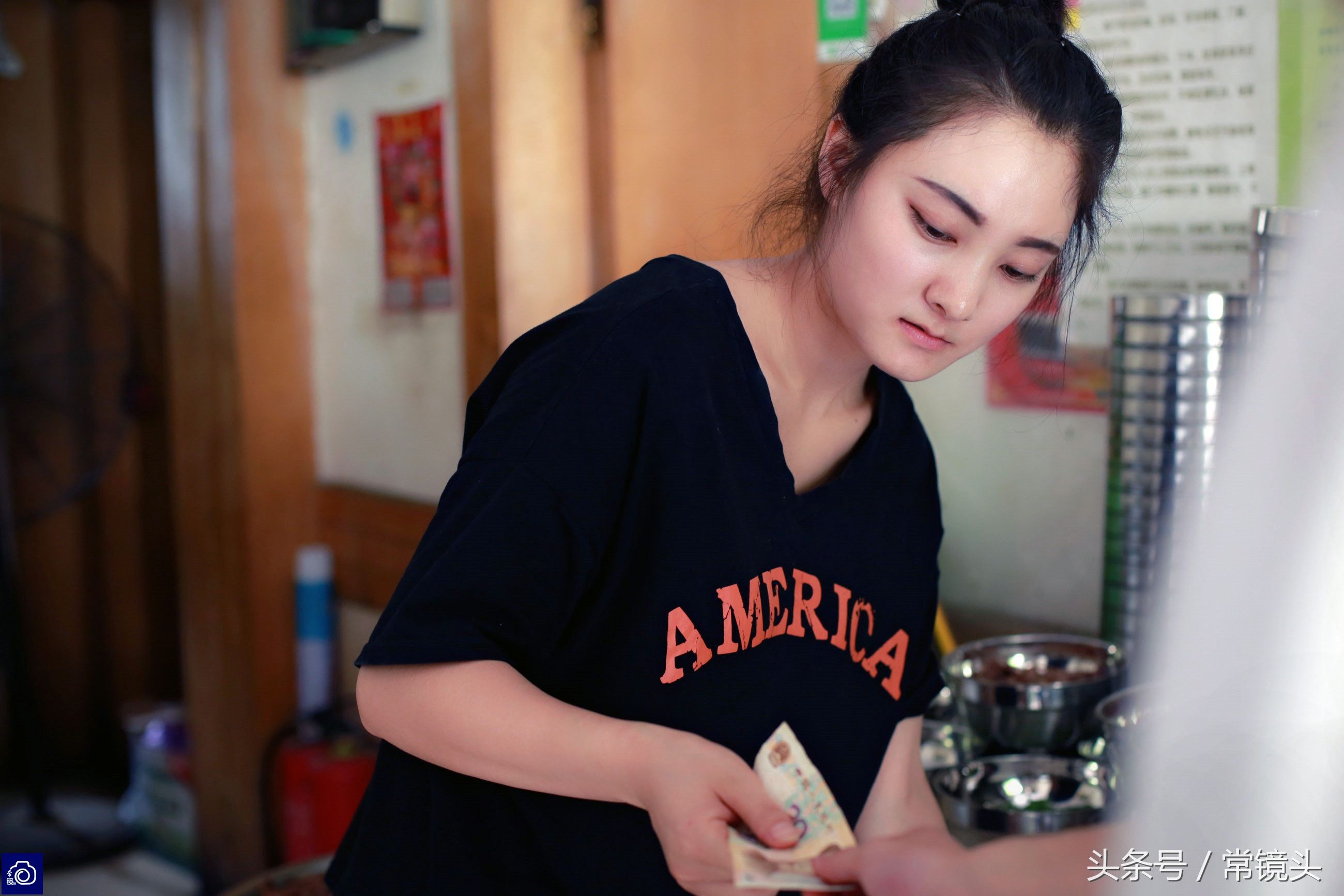 河南无名小店一天卖1100碗驴肉汤，漂亮女大学生来当服务员