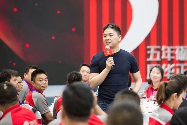 刘强东老员工家宴浮一大白:十年了,我的司机都