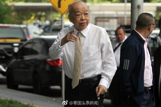 泰国前外交部长苏拉彭为他信办护照获刑2年