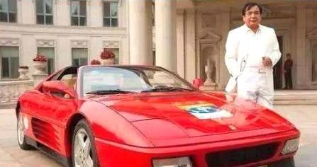 黑色的宾利现身某地的街头,车价值500多万,车