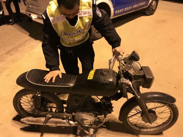 驾驶证过期、违法改装摩托车… 石市交警夜查