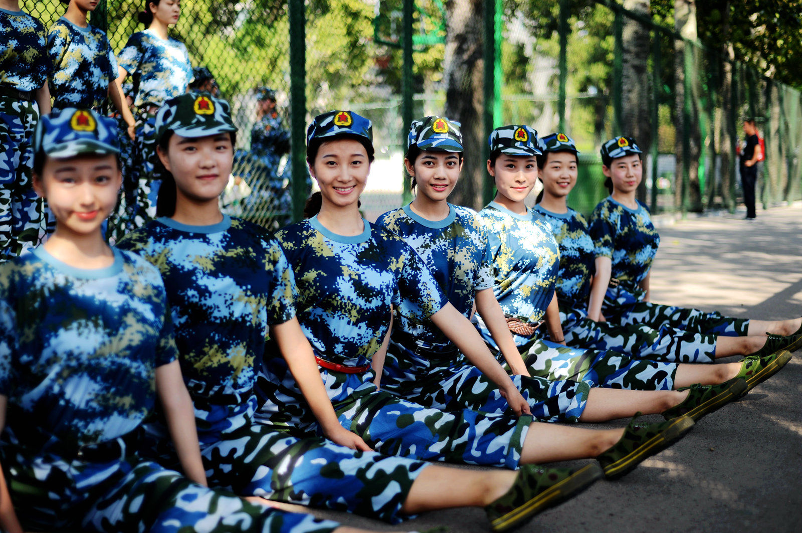 舞蹈系美女大学生空中一字马 惊艳军训场_【快资讯】