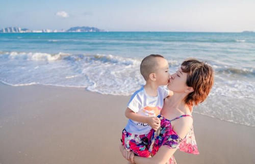 金巧巧嘴对嘴吻儿子惹争议，身家45亿老公为她甩发妻？手段太高明