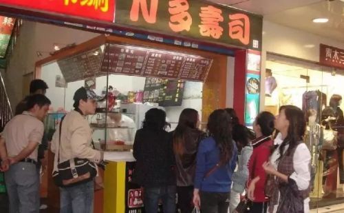 农村小伙大逆袭，凭6平米小店，年收过亿，后狂开2000家店！