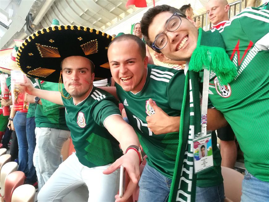 现场看世界杯 破德国大门时墨西哥球迷兴奋洒