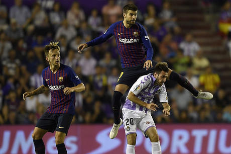 高清图:梅西施展穿花蝴蝶步 皮克争顶怒骑对手