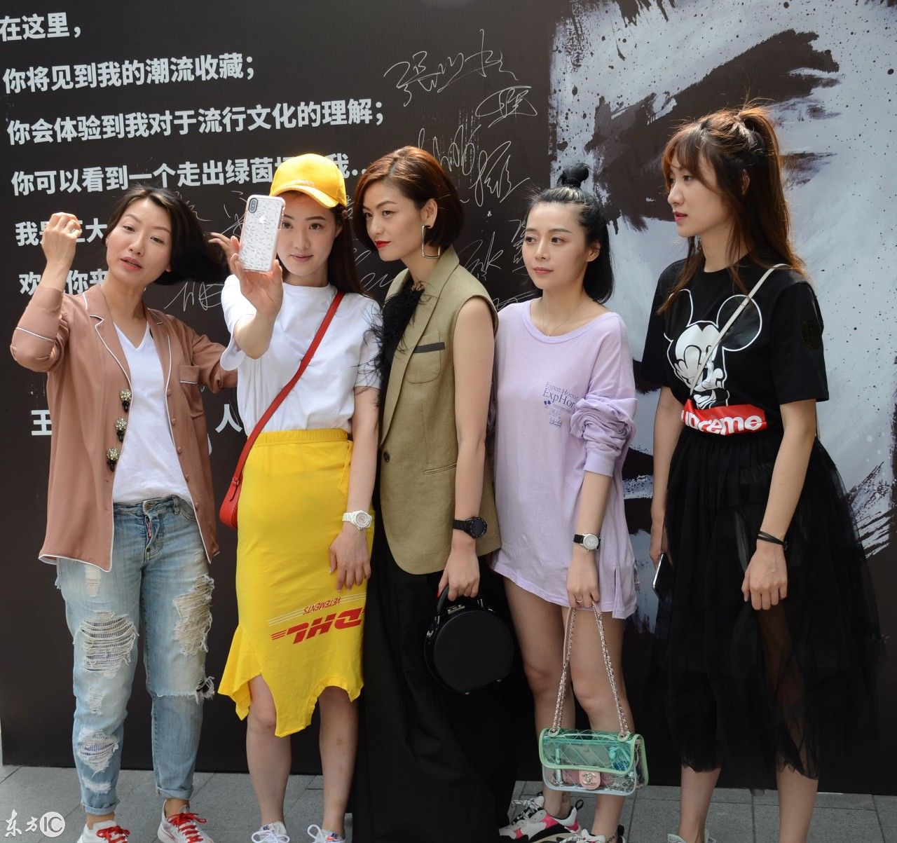 上海:王大雷个人潮流展在念叁潮流店举行