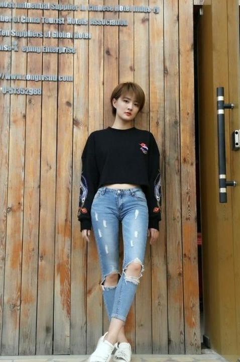 徐璐高领毛衣蕾丝纱裙,大腿若隐若现,搭配丸子