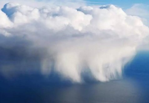 坐飞机遇上下雨才是你的福气，雨景实在太美了如梦似幻!