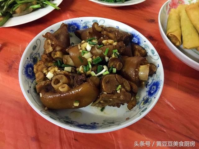 全家团聚的日子，准备一顿家乡特色的夜饭，18道菜，很丰盛吧！