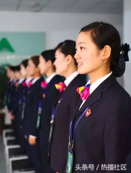 高速站收费员化身微笑哥 抬头转身似跳机械舞