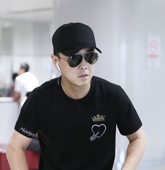 国乒包揽五冠凯旋 马龙为迷妹签名和丁宁边走