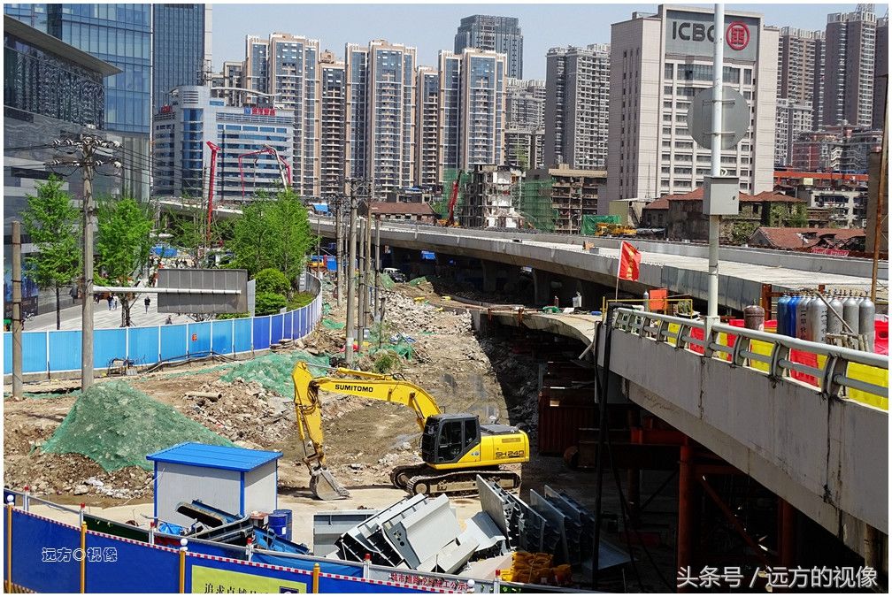 举世有双姊妹桥,航拍建设中的武汉汉江上的新
