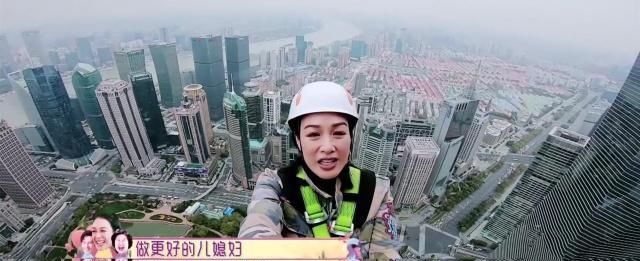钟丽缇独自陪女儿参加舞蹈比赛,为女儿整理妆容,坐观众区等待 E世博手机客户端
