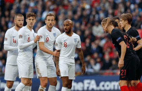 英格兰队逆转克罗地亚挺进欧国联四强!球迷赛