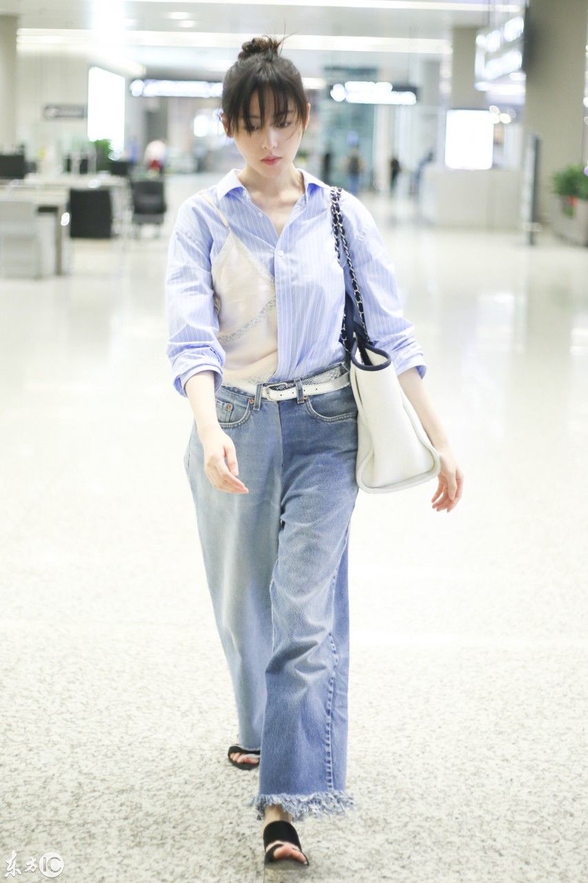 张天爱蓝色条纹衬衫搭配蓝色阔腿牛仔裤现身机