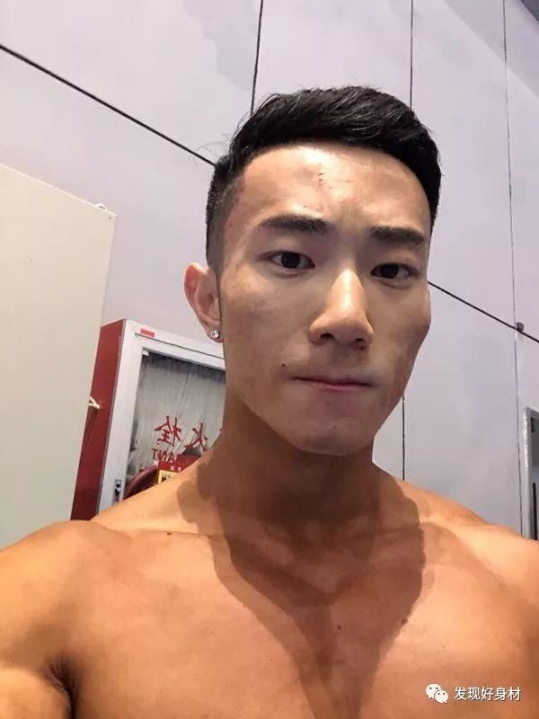 上海小伙坚持撸铁五年,还开了一家工作室