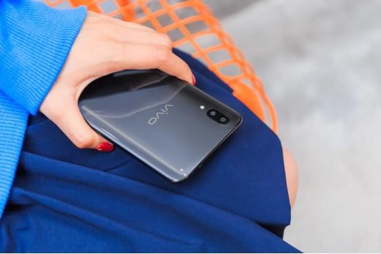 手机也上巴黎时装周?vivoX21凝聚时尚美