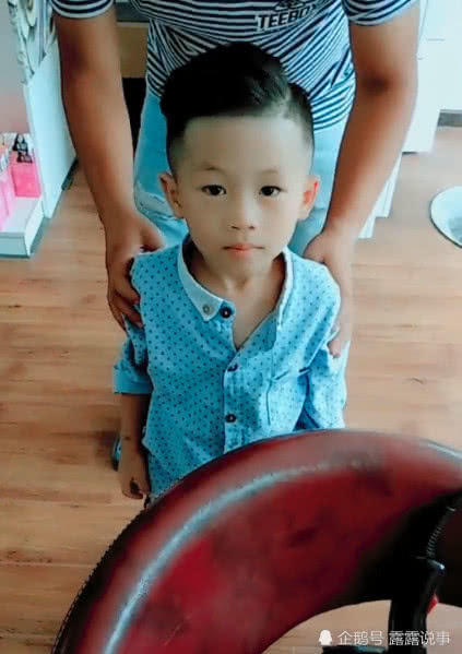 4岁小男孩去理发店剪头发,剪完后发型太成熟了