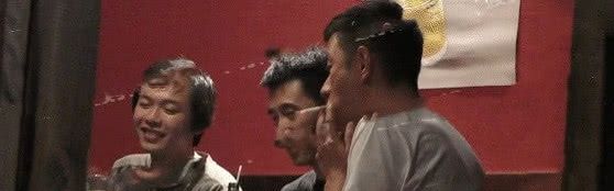 文章离婚后首现身,借酒消愁烟不离手,搂陌生女孩肩膀举止亲密! 凯时娱乐app官网