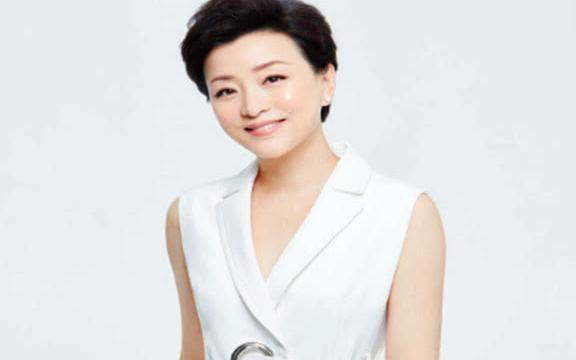她是杨澜闺蜜,辞掉主持工作转行做演员,今46岁