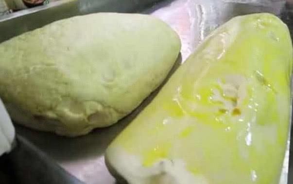 大妈秉承传统这样做手擀面，数十年未涨价，回头客很多
