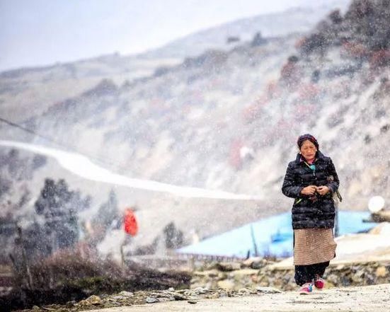 川藏路旁，然乌湖之边，这座被6条冰川包围的古村美爆了！