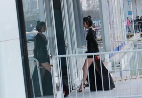 唐艺昕真疯狂!裙子只穿一条腿,难怪要在里面穿