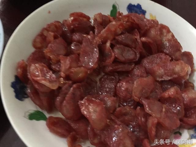 大姨妈家拜年,她却端了一大盘青菜招待我们,真相让我们感动