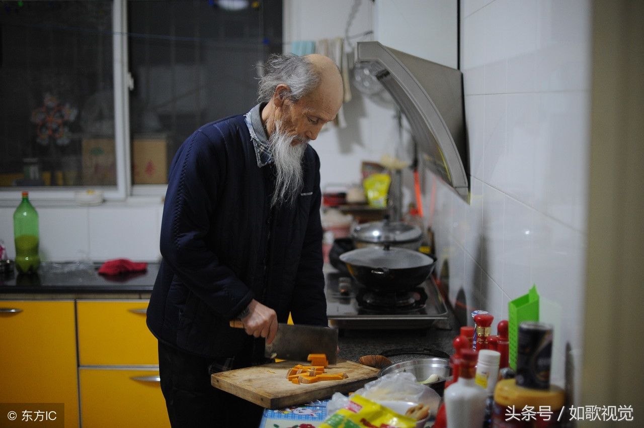 农村老人与城市老人16张对比图,环境不同,日子过得也不同