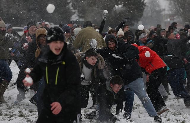 英国遇“超级暴雪” 300人打雪仗嗨翻天